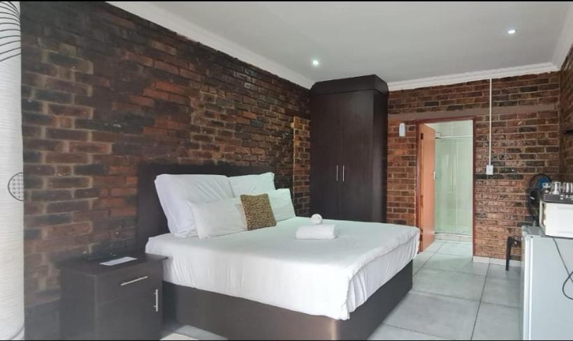 Double room with en-suite bathroom at Zea85 B&B