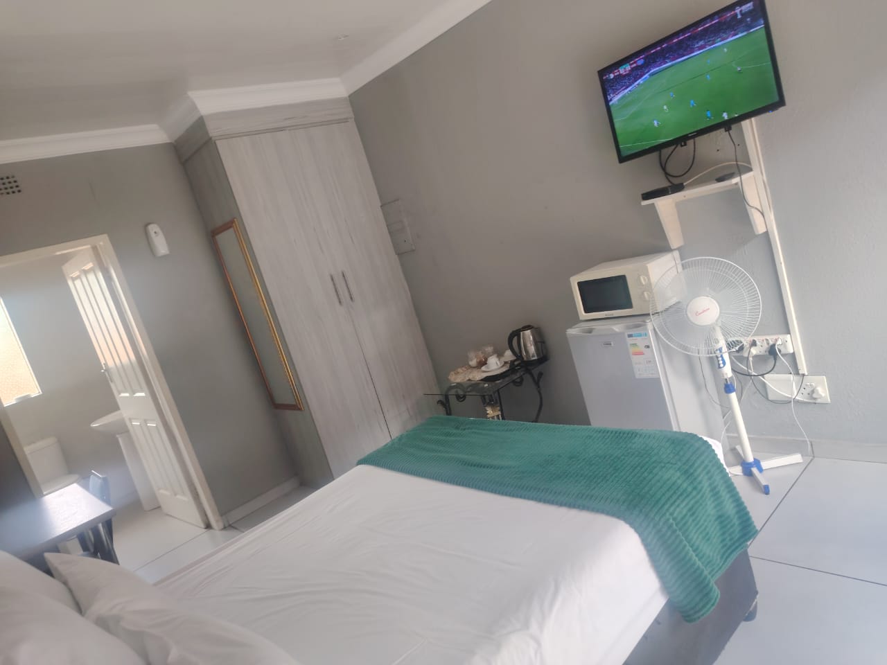 Double room with flat-screen TV, bar fridge and microwave at Zea85 B&B